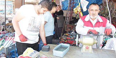 BIÇAKLAR KURBAN İÇİN BİLENİYOR