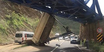 Kamyonun Dorsesi Üst Geçide Takıldı