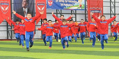 NİĞDE ANADOLU FK MİNİK FUTBOLCULARI YETİŞTİRİYOR