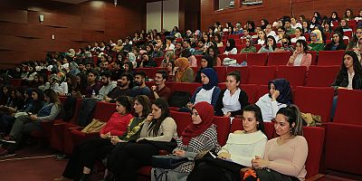 Üniversite Erken Yaşta Evliliklerin Nedeni Konulu Panel Düzenlendi