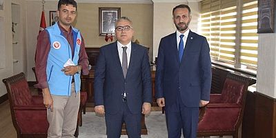 VALİ VE BAŞKAN KURBANINI TÜRKİYE DİYANET VAKFINA BAĞIŞLADI